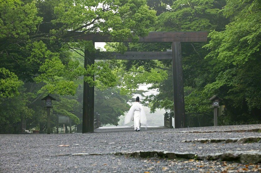 5月16日 每天早晨,神职人员在神宫中巡视。白衣新绿,相得益彰