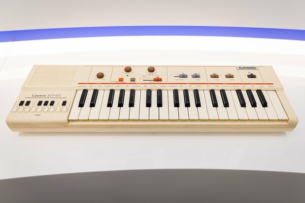 定价35000日元的“Casiotone MT-40”,照片中的电子琴为奥田女士的所有物