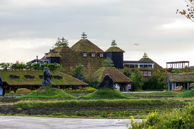Grass-clad buildings blend into the natural landscape. (© Nippon.com)