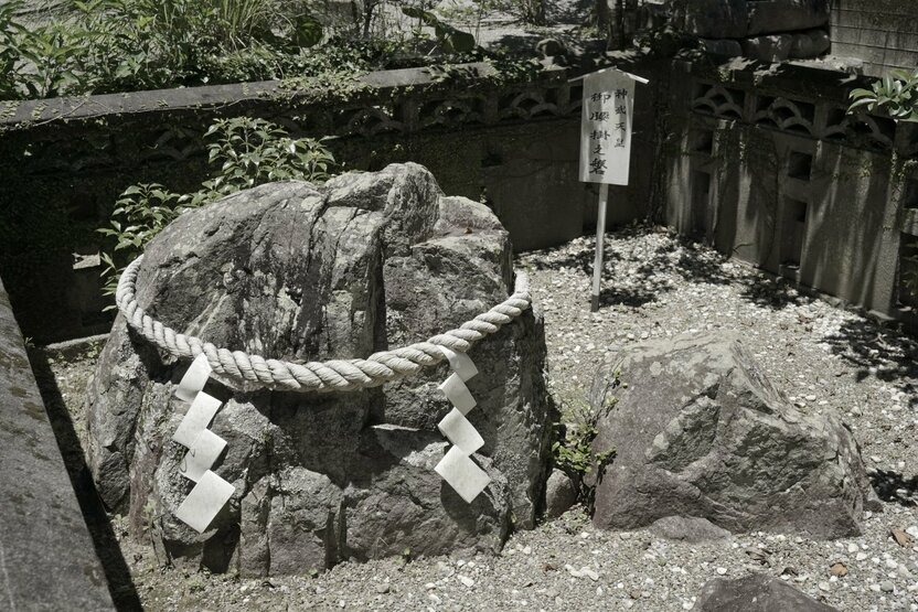 神社内供奉着一块岩石,据说神武天皇就是坐在它上面指挥船队启航的