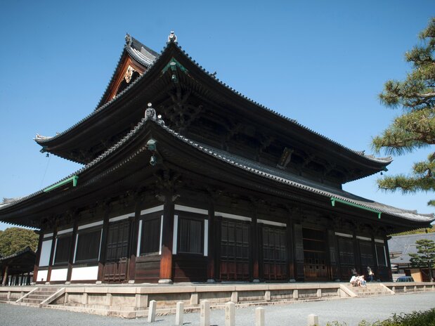 东福寺正殿是昭和年代最大的木制建筑,正面宽约41.4米。左侧为通天桥入口