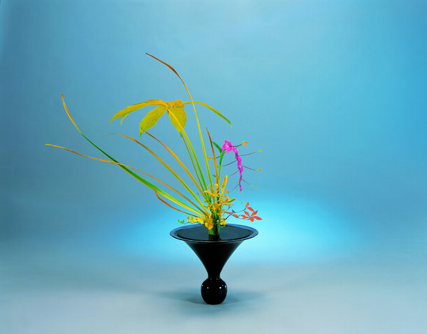 第45世花道家元池坊专永的作品,立花新风体。花材:东方鸢尾、花烛、舞花姜、娜丽花、日本吊钟花、文心兰(图片:池坊花道会)