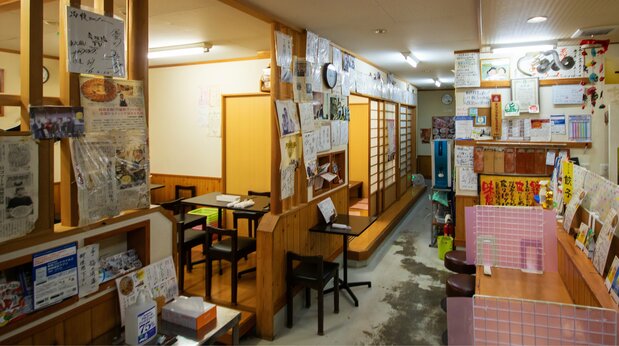 墙上随处可见名人的签名、纪念照片以及采访报导