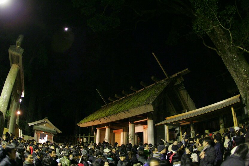 12月31日 除夕参拜。许多人在大年三十前往参拜,向神灵感谢过去一年的恩泽,并祈求新的一年平安幸福