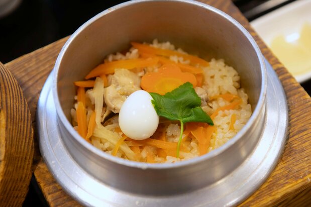 招牌美食“温泉小锅什锦焖饭”，配有味噌汤、小菜、咸菜（图片：Fukusako Ayako）