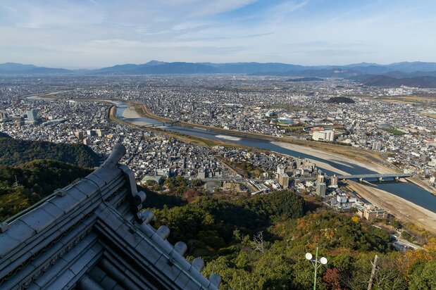 To the west, the Nagara River flows along its course. The waterway is famous for its traditional cormorant fishing boats that lure fish with fires suspended from baskets.