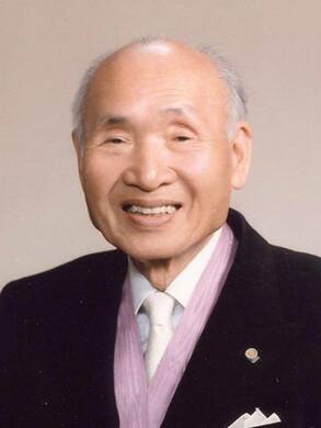 1970年,高柳健次郎在演讲中指出,未来的超薄电视可能采用电致发光(EL)技术。照片为1981年获文化勋章时拍摄的照片(图片:由高柳健次郎财团)