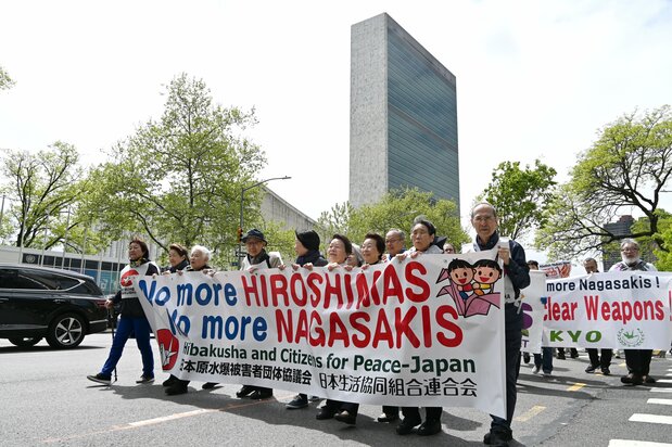 国連本部前をデモ行進する被爆者ら＝2026年4月26日（時事）