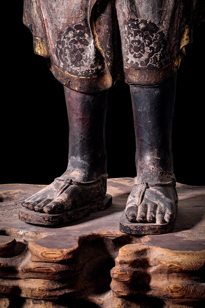 The Ashura figure wears sandals, an unusual detail for a Buddhist statue that lends it a distinctly human feel. (© Muda Tomohiro)