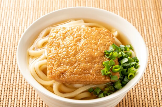 Kitsune udon. (© Pixta)