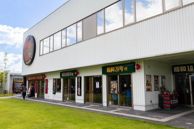 面馆区。左端是土特产店