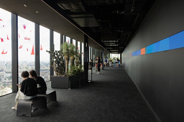将涩谷的各种数据可视化的LED显示屏“DATA SCAPE”（图片右侧）