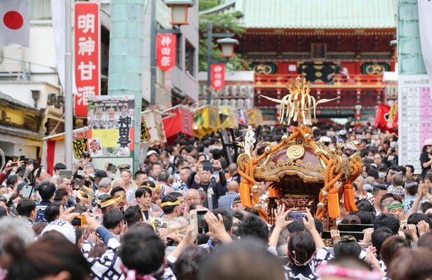El punto culminante del Festival de Kanda, la procesión de los mikoshi (14 de mayo de 2023, Jiji Press)