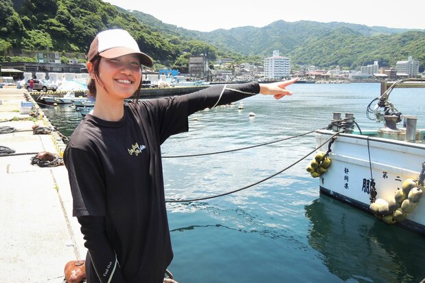 浦田干活非常麻利,已成为纲代渔港一道靓丽的风景线(图片:作者)