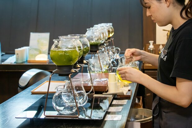 中村藤吉本店的试饮区。店员根据季节变换推荐不同的茶或店里热销的茶。客人可以先品茶，试试茶叶的色泽、香气、味道等，再选购心仪的茶（图片：藤原智幸）