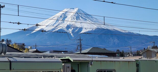 从下吉田站的月台看到的富士山(笔者拍摄)