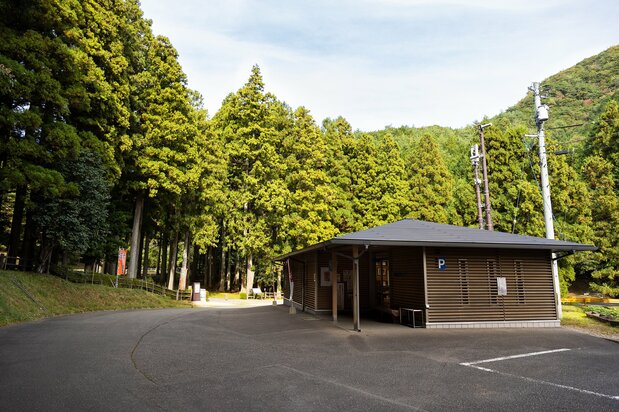 An exhibition facility stands near the parking lot, offering information about making iron in the late Edo. (© Nippon.com)