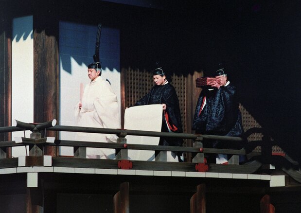 平成时代,明仁天皇(现在的上皇)前赴“即位礼当日贤所大前之仪”,1990年11月12日,皇居宫中三殿“贤所”(读卖新闻社)
