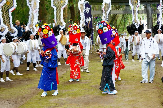 花飾りを頂いた中打ちの子どもたちが拍子を取る