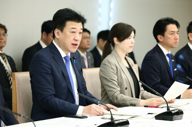 2025年1月23日，木原稔官房长官（左）在于首相官邸召开的重新审视外国人政策相关阁僚会议上发言（图片：时事社）