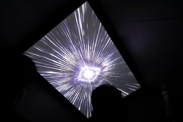 在14层的入口处检票后，乘坐电梯“TRANSITION POD”直接登上31层，用时约30秒。电梯上升过程中会播放天顶影像和立体音效，乘客们的心情也会随之激动起来