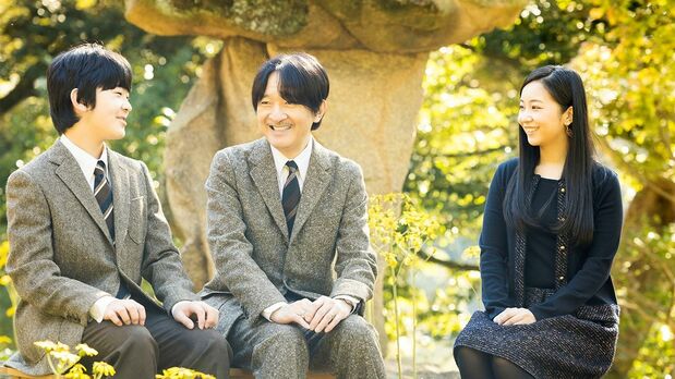 秋筱宫（文仁亲王）与次女佳子、长子悠仁在赤坂御用地谈笑风生。2021年11月12日，东京都港区（图片：宫内厅/路透社）