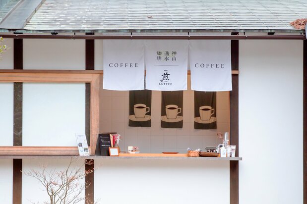咖啡站的装潢以原木风为基调,与神社完美融合