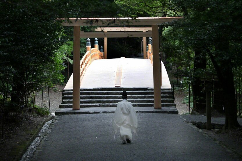8月25日 神职人员走向翻修一新的风日祈宫桥