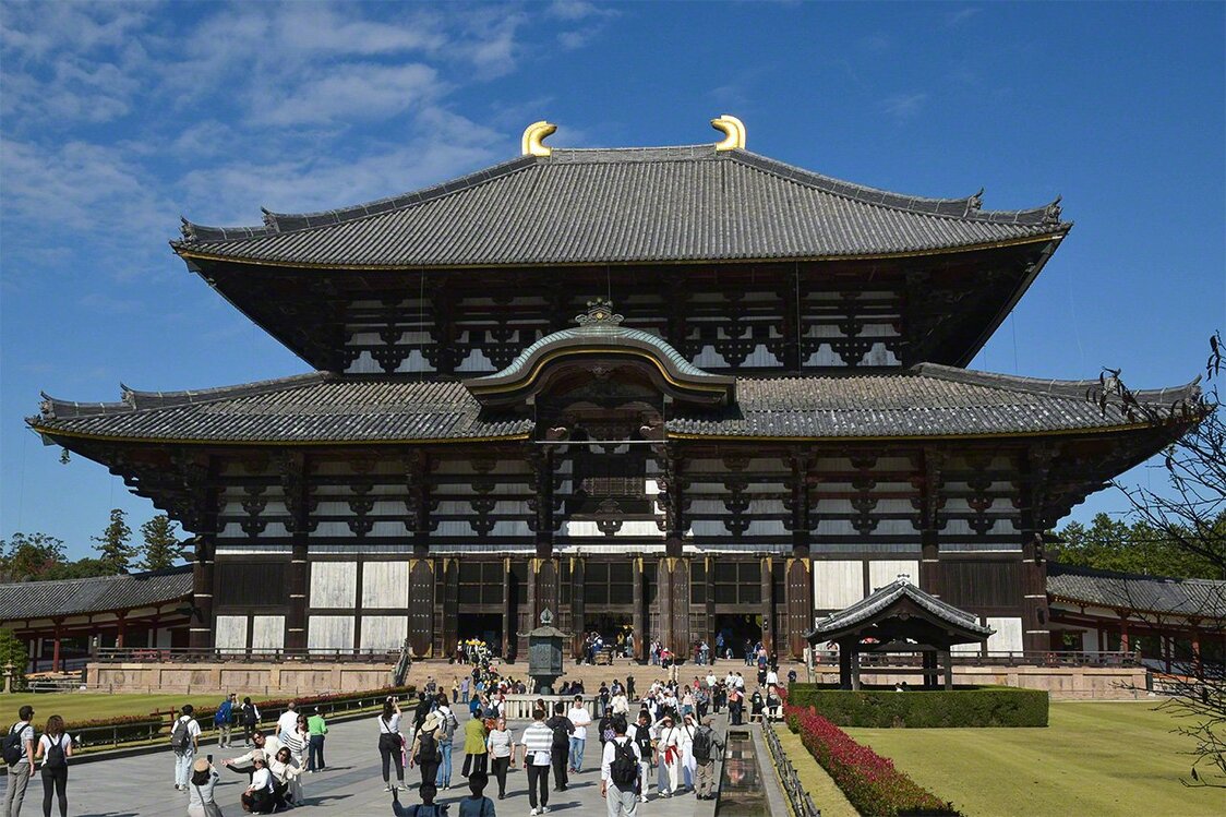 现在的大佛殿于1709年（宝永6年）竣工。从烧毁到重建，大佛也曾经历风雨飘摇的时代