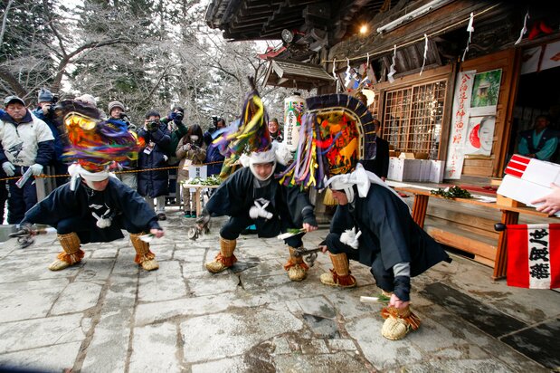 La inauguración tiene lugar con las ofrendas del Enburi en el santuario de Shinra, situado en la cima del monte Chōja.