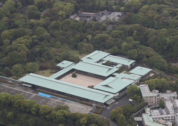皇居宫殿与宫中三殿（后方）。“即位礼正殿之仪”将在宫殿中央的“松之间”和中庭举行。2019年4月30日[记者团代表摄影]（时事社）