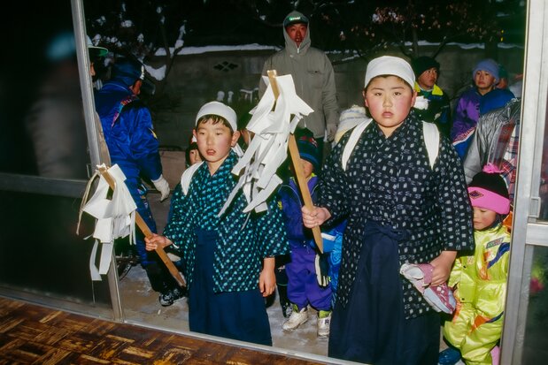 Un traje tradicional compuesto por un kimono azul marino, pantalones hakama, tela blanca para remangarse y sandalias de paja.