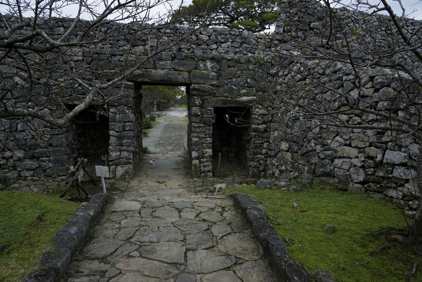 The current main entrance Heirōmon is a restoration dating from 1962. The roof is made from by placing a single slab of rock over the walls. (© Ōsaka Hiroshi)