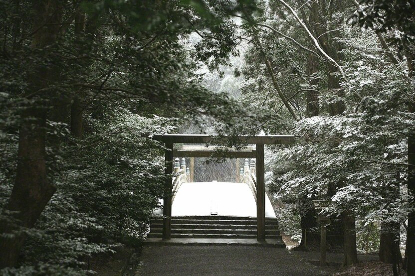 2月9日 内宫的風日祈宫桥雪景。伊势罕有降雪,身在神社,雪景也温馨。