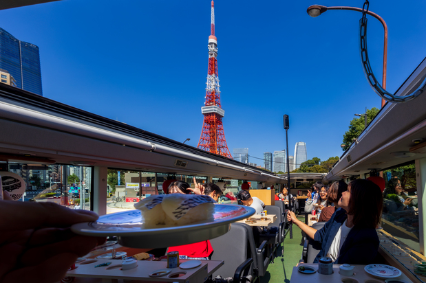 The views of Tokyo Tower and the city’s many skyscrapers in the open air are exhilarating! (© Nippon.com)