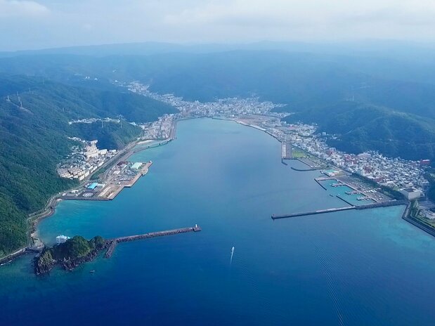 西北部的海上交通中心名濑港，渡轮的埠头