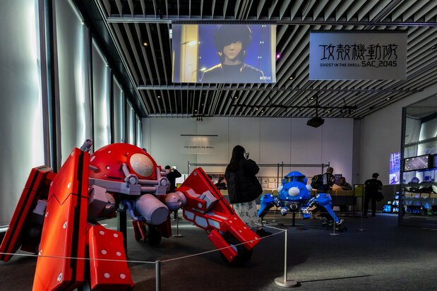 Life-size models of the popular characters, the AI-equipped tanks Fuchikoma (foreground) and Tachikoma. (© Nippon.com)
