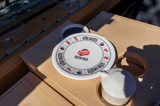 The eye-catching sushi plates are not for sale, but many passengers say they’d love to buy one as a souvenir. (© Nippon.com)