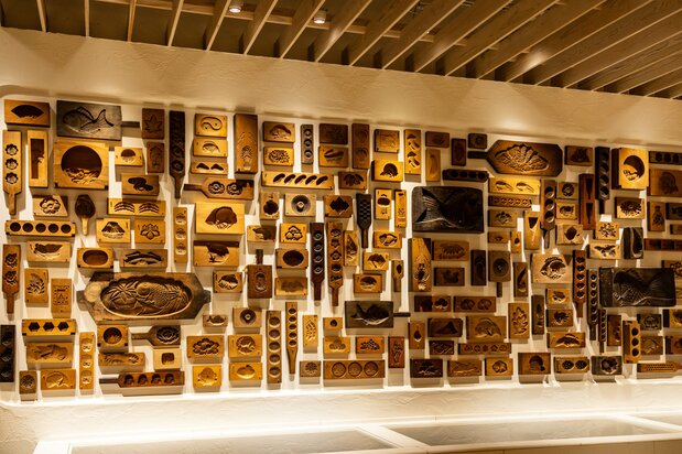 Wooden molds used in sweet-making are displayed like works of art. (© Nippon.com)