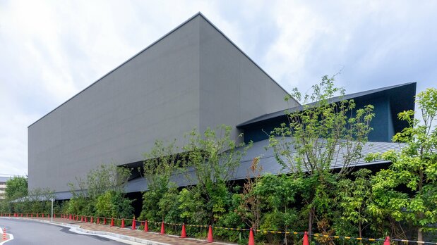 “teamLab Biovortex 京都”是一座5层建筑。从JR奈良线东福寺站步行前往,也只需大约15分钟