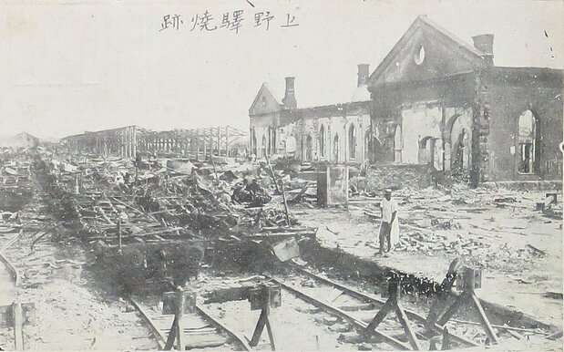 Fotografía de los restos calcinados inmediatamente después del Gran Terremoto de Kantō, tomada desde el mismo ángulo que la imagen coloreada superior. (Imagen cedida por el Archivo Digital de la Biblioteca Municipal de Taitō)