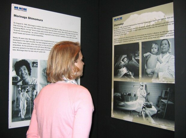 Una visitante observa un panel en la exposición sobre la bomba atómica en la sede de la ONU en 2005. (Kyodo Images)