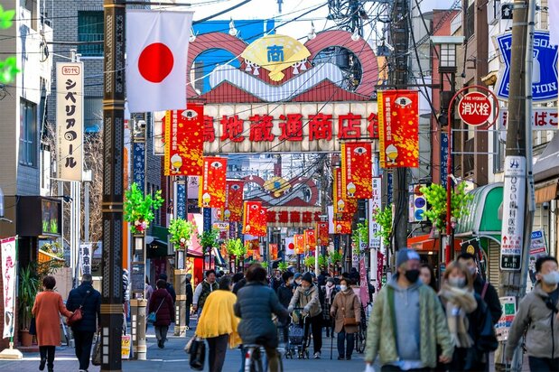 Le « Harajuku des mamies », la rue commerçante Jizô-dori, dans l’arrondissement de Sugamo, à Tokyo.