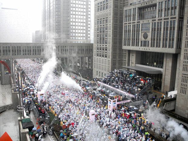 第1回東京マラソンで、東京都庁前をスタートする約3万人のランナー＝東京都新宿区、2007年2月18日（時事）