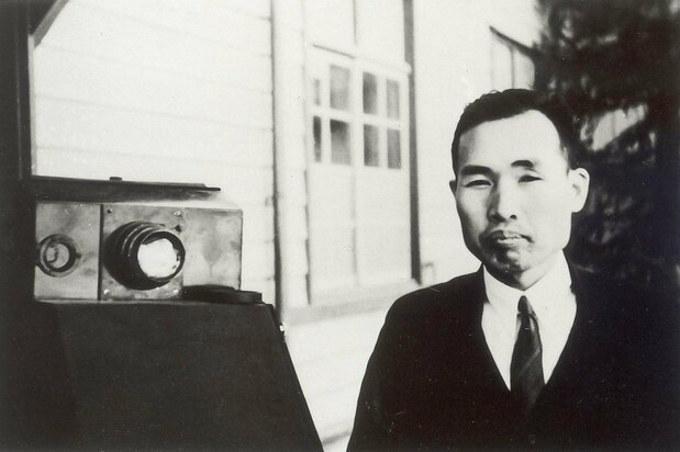 高柳健次郎与1935年使用改良版光电摄像管制造的摄像机(左)(图片:高柳健次郎财团)