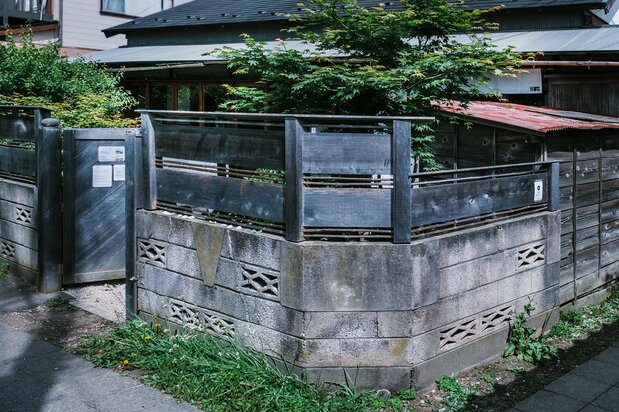 混凝土围墙和木质板墙巧妙结合，与古街风貌完美融合 