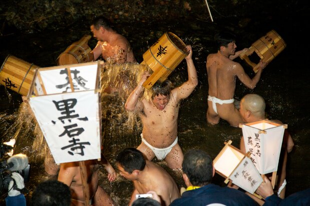 東北2月の夜、身も凍る川で行水