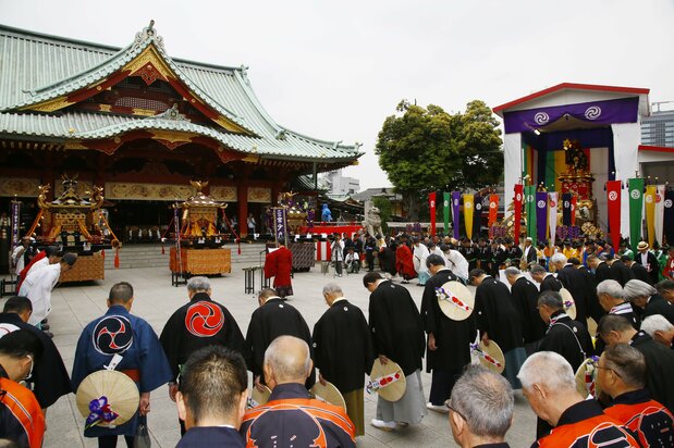 载有平将门等神灵的凤辇。神社境内通往公共道路的路口是观赏巡游队伍的最佳位置