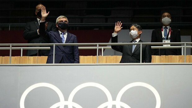 德仁天皇在东京奥运会开幕式上挥手致意。左边是国际奥委会(IOC)主席巴赫(2021年7月23日,时事社)