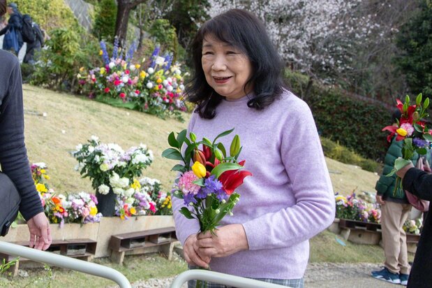 La presidenta Inoue pone flores en todas las parcelas para que las tumbas de los difuntos cuyas familias no pueden venir de visita no se queden tristes.